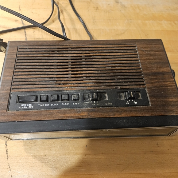 Realistic Chronomatic 211 WoodGrain Digital Alarm Clock AM&FM Radio-Tested&Works - Picture 3 of 8